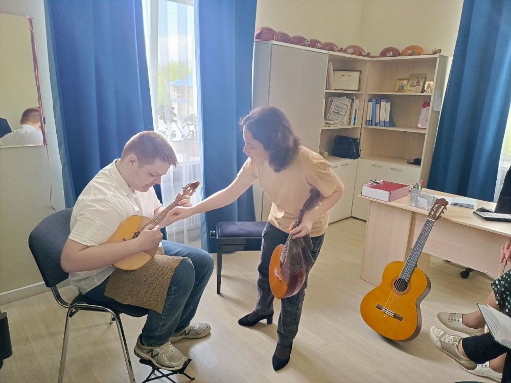 Занятия с учащимися в классе домры требуют особого внимания к звуку, так как именно он является основным средством выражения музыкальных идей Занятия с учащимися в классе домры требуют особого внимания к звуку, так как именно он является основным средством выражения музыкальных идей
