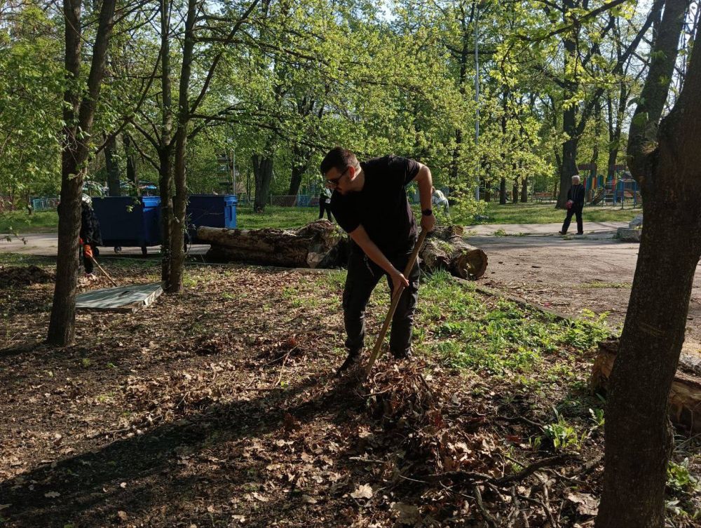 Виктория Жукова: 26 апреля, сотрудники Администрации муниципального образования городского округа Харцызск приняли участие во Всероссийском субботнике и убрали в Харцызском городском парке имени А.П. Чехова Виктория Жукова: 26 апреля, сотрудники Администрации муниципального образования городского округа Харцызск приняли участие во Всероссийском субботнике и убрали в Харцызском городском парке имени А.П. Чехова