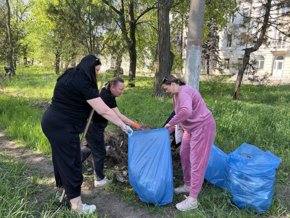 Сегодня по всей нашей стране проходит Всероссийский субботник! Сегодня по всей нашей стране проходит Всероссийский субботник!