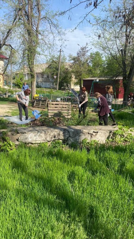 Виктория Жукова: В рамках Всероссийского субботника, сотрудники МУП «ГСЕЗ города Харцызска» провели субботник в поселке Горное на детской площадке по улице Шевченко Виктория Жукова: В рамках Всероссийского субботника, сотрудники МУП «ГСЕЗ города Харцызска» провели субботник в поселке Горное на детской площадке по улице Шевченко