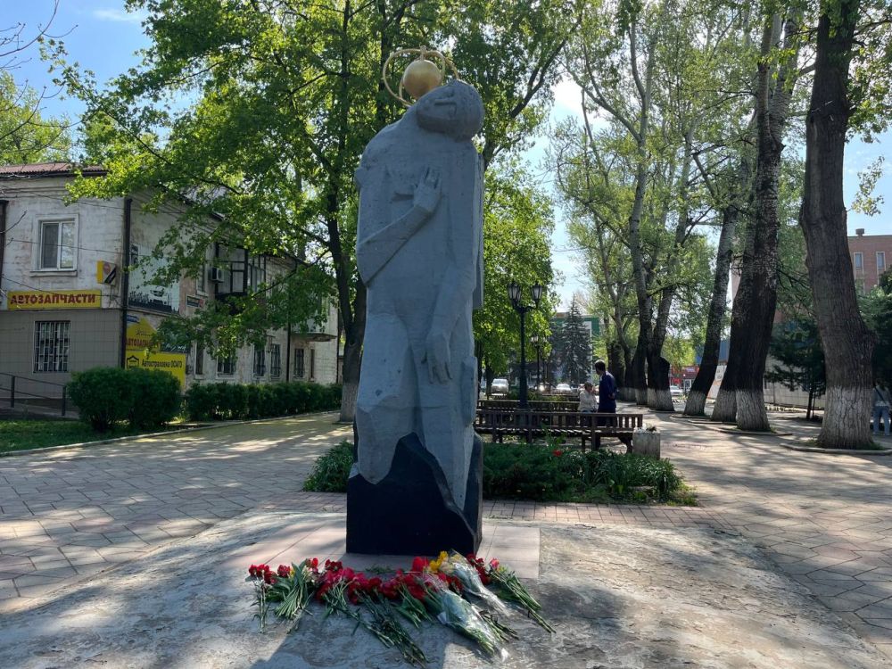Сегодня, 26 апреля, в день 39-й годовщины трагедии на Чернобыльской атомной электростанции в Харцызске состоялось возложение цветов к памятнику жертвам Чернобыльской трагедии Сегодня, 26 апреля, в день 39-й годовщины трагедии на Чернобыльской атомной электростанции в Харцызске состоялось возложение цветов к памятнику жертвам Чернобыльской трагедии