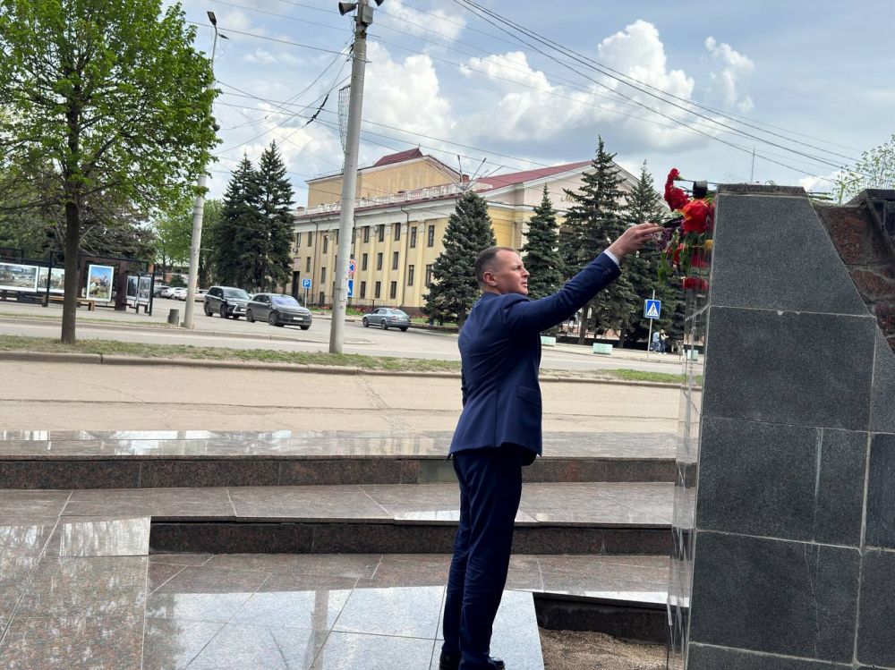 Первый заместитель Председателя Народного Совета ДНР Сергей Прокопенко (фракция «Единая Россия») и руководитель фракции «Единая Россия» в Народном Совете Валерий Скороходов приняли участие в мероприятии, приуроченном ко Дню... Первый заместитель Председателя Народного Совета ДНР Сергей Прокопенко (фракция «Единая Россия») и руководитель фракции «Единая Россия» в Народном Совете Валерий Скороходов приняли участие в мероприятии, приуроченном ко Дню...