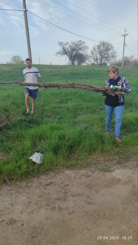 Валентин Левченко: Многие жители нашего района захотели внести сегодня свой посильный вклад в его благоустройство и чистоту! Валентин Левченко: Многие жители нашего района захотели внести сегодня свой посильный вклад в его благоустройство и чистоту!
