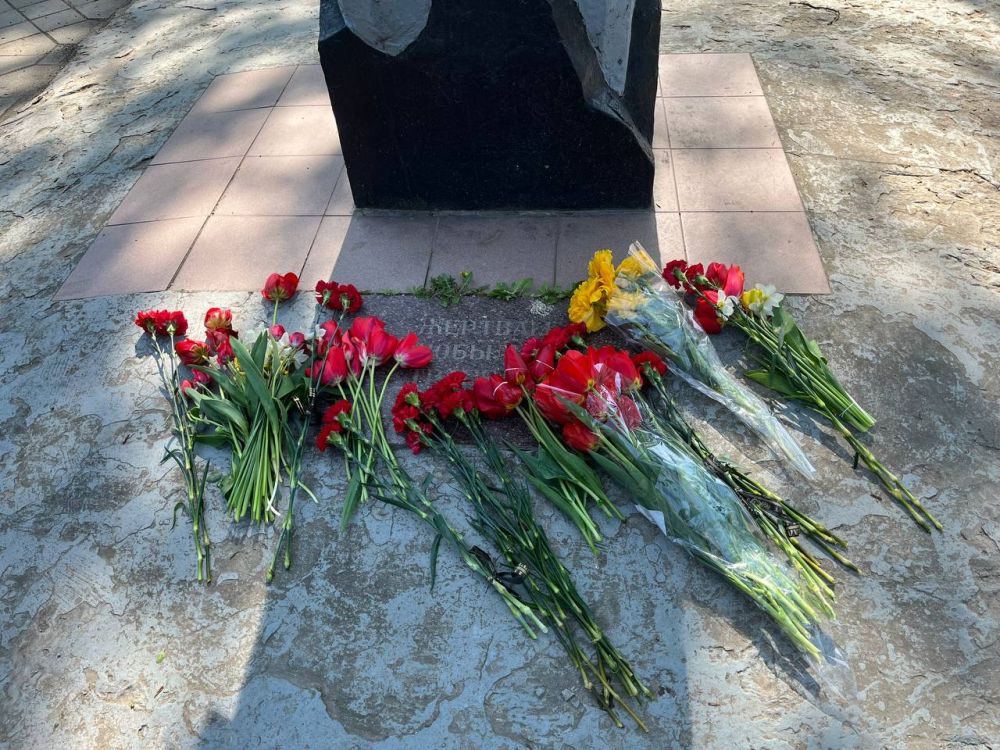 Сегодня, 26 апреля, в день 39-й годовщины трагедии на Чернобыльской атомной электростанции в Харцызске состоялось возложение цветов к памятнику жертвам Чернобыльской трагедии Сегодня, 26 апреля, в день 39-й годовщины трагедии на Чернобыльской атомной электростанции в Харцызске состоялось возложение цветов к памятнику жертвам Чернобыльской трагедии