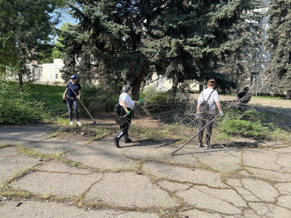 Сегодня по всей нашей стране проходит Всероссийский субботник! Сегодня по всей нашей стране проходит Всероссийский субботник!