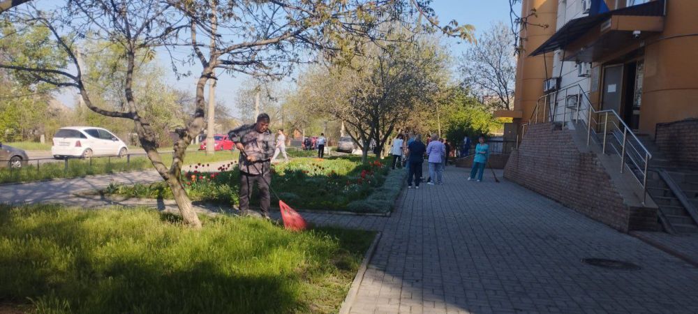 Сегодня,26 апреля, на всей территории Ленинского района г.Донецка проходит Всероссийский субботник Сегодня,26 апреля, на всей территории Ленинского района г.Донецка проходит Всероссийский субботник
