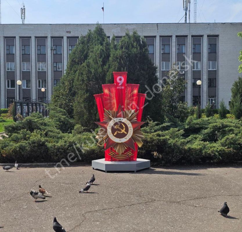 Продолжаем украшение города к 9 мая! В Будённовском и Пролетарском районах уже установлены праздничные инсталляции Продолжаем украшение города к 9 мая! В Будённовском и Пролетарском районах уже установлены праздничные инсталляции