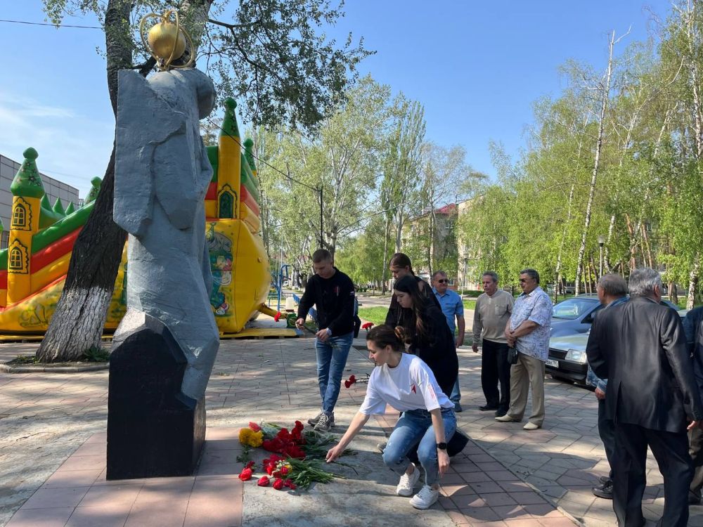 Сегодня, 26 апреля, в день 39-й годовщины трагедии на Чернобыльской атомной электростанции в Харцызске состоялось возложение цветов к памятнику жертвам Чернобыльской трагедии Сегодня, 26 апреля, в день 39-й годовщины трагедии на Чернобыльской атомной электростанции в Харцызске состоялось возложение цветов к памятнику жертвам Чернобыльской трагедии