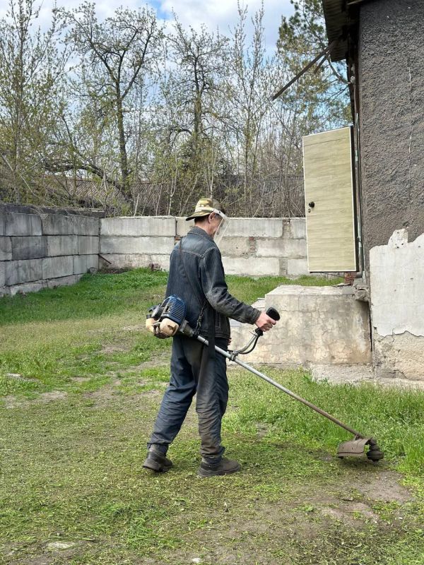 Сегодня,26 апреля, на всей территории Ленинского района г.Донецка проходит Всероссийский субботник Сегодня,26 апреля, на всей территории Ленинского района г.Донецка проходит Всероссийский субботник
