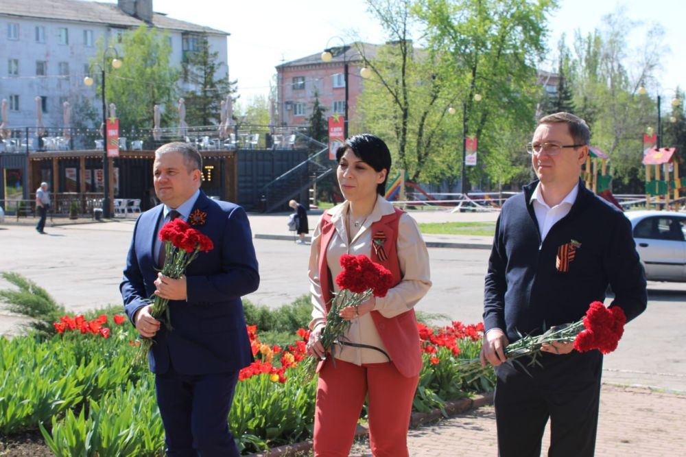 В Горловке состоялось возложение цветов к подножию памятного знака горловчанам-участникам ликвидации трагедии на ЧАЭС В Горловке состоялось возложение цветов к подножию памятного знака горловчанам-участникам ликвидации трагедии на ЧАЭС