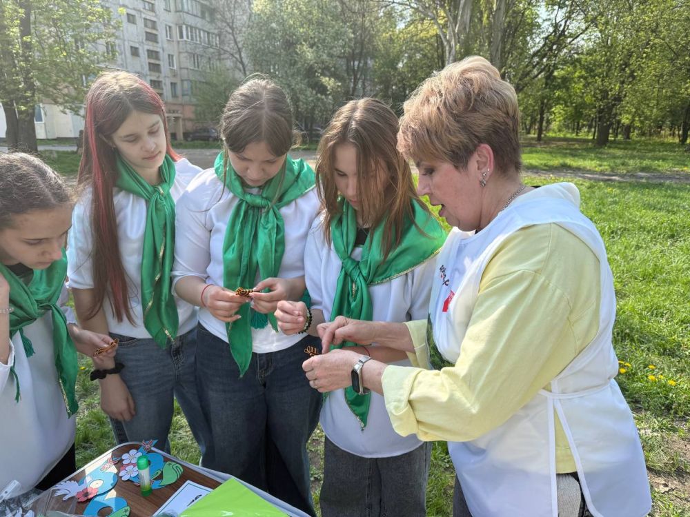 Сегодня во время Всероссийского субботника педагоги школы №15 города Макеевке провели мастер-классы по созданию открыток ко Дню Победы и оформлению Георгиевских ленточек Сегодня во время Всероссийского субботника педагоги школы №15 города Макеевке провели мастер-классы по созданию открыток ко Дню Победы и оформлению Георгиевских ленточек