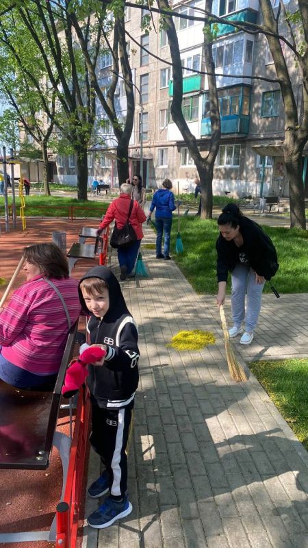 Виктория Жукова: На детской площадке между домами 1 и 3 улицы Металлургов МУП «ГСЕЗ города Харцызска» провели субботник Виктория Жукова: На детской площадке между домами 1 и 3 улицы Металлургов МУП «ГСЕЗ города Харцызска» провели субботник