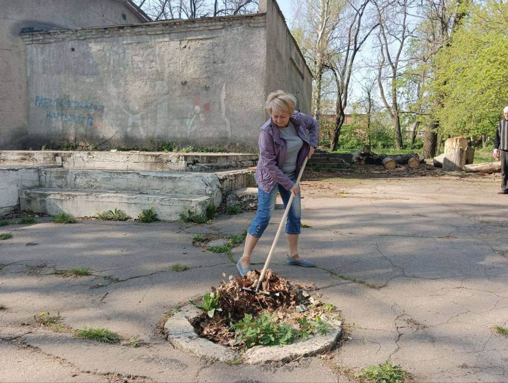 Виктория Жукова: 26 апреля, сотрудники Администрации муниципального образования городского округа Харцызск приняли участие во Всероссийском субботнике и убрали в Харцызском городском парке имени А.П. Чехова Виктория Жукова: 26 апреля, сотрудники Администрации муниципального образования городского округа Харцызск приняли участие во Всероссийском субботнике и убрали в Харцызском городском парке имени А.П. Чехова