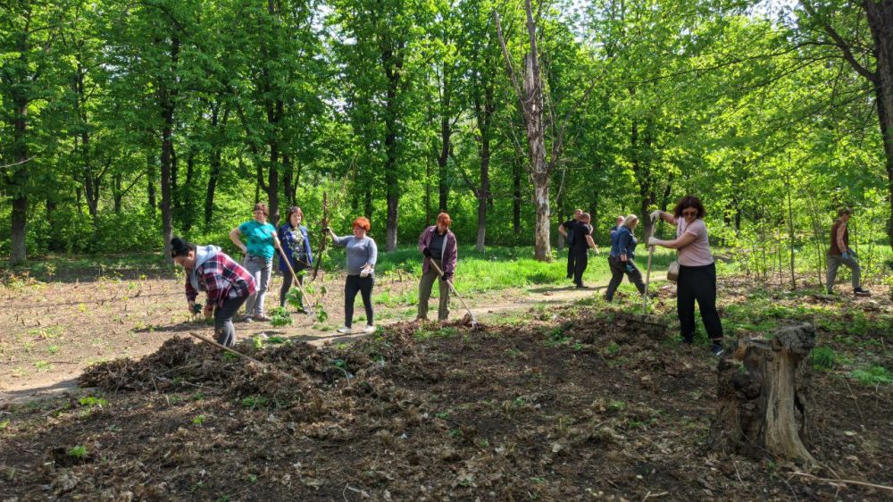 Сегодня, 26 апреля, по партийному проекту Единой России "Городская среда" в Старобешевском муниципальном округе прошел Всероссийский субботник, который проходил в рамках федерального проекта «Формирование комфортной... Сегодня, 26 апреля, по партийному проекту Единой России "Городская среда" в Старобешевском муниципальном округе прошел Всероссийский субботник, который проходил в рамках федерального проекта «Формирование комфортной...