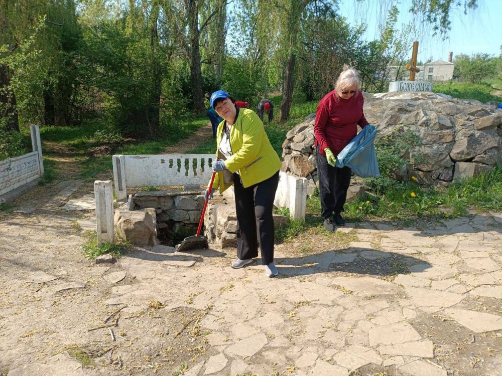 Виктория Жукова: Отдел спорта, отдел Молодёжи, активисты МГЕР, Первые, а также активисты ЕР и 19 школа объединились для совместной уборки территории за 25 школой Виктория Жукова: Отдел спорта, отдел Молодёжи, активисты МГЕР, Первые, а также активисты ЕР и 19 школа объединились для совместной уборки территории за 25 школой