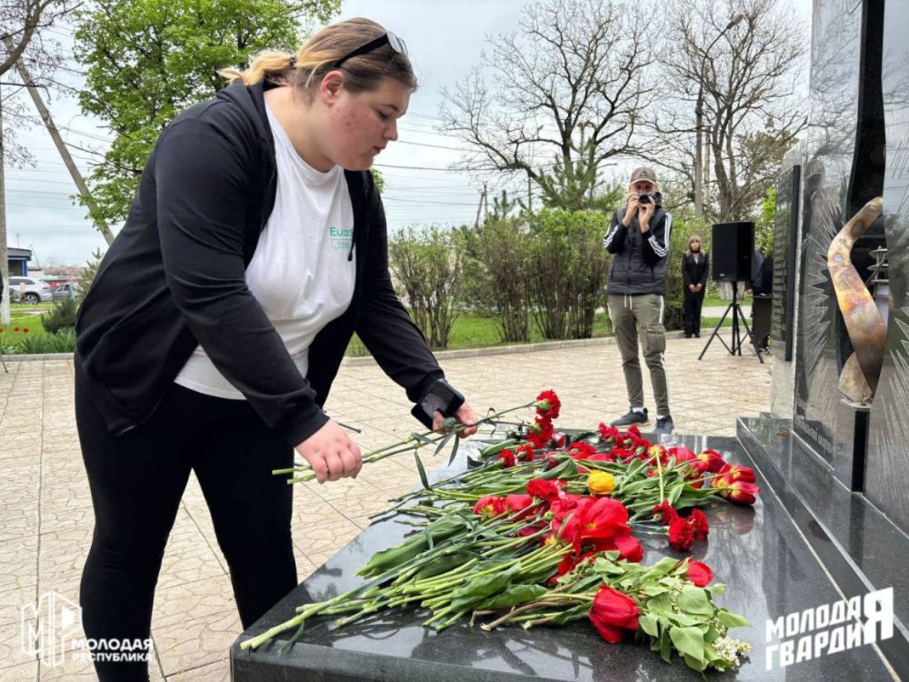 Молодёжь возложила цветы в память о Чернобыльцах Молодёжь возложила цветы в память о Чернобыльцах