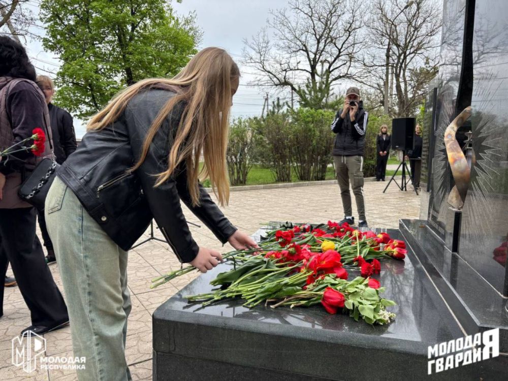 Молодёжь возложила цветы в память о Чернобыльцах Молодёжь возложила цветы в память о Чернобыльцах
