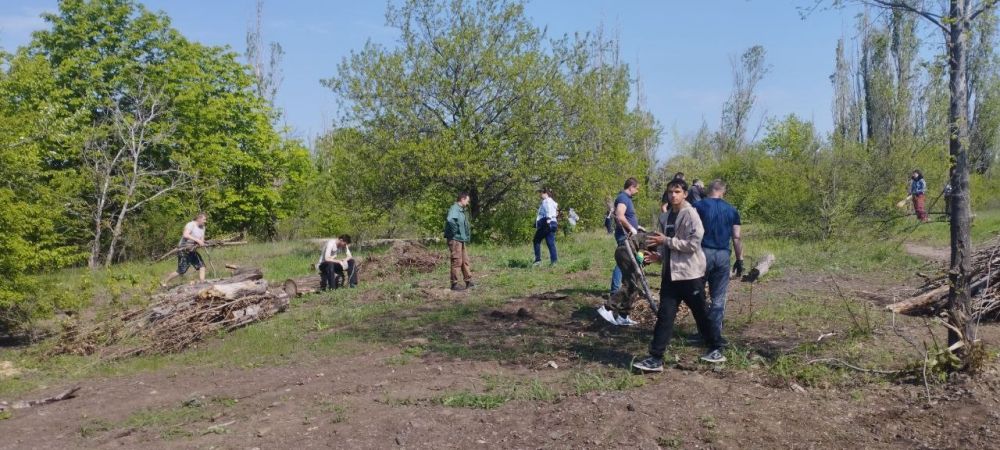 В Торезе прошёл Всероссийский субботник В Торезе прошёл Всероссийский субботник