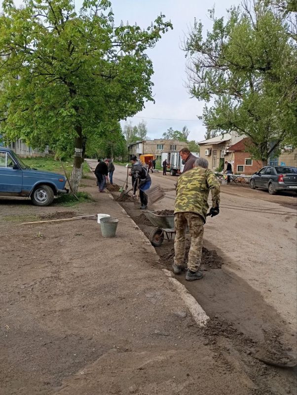 Наталья Великодная: Еще фото со Всероссийского субботника, где жители населенных пунктов Тельмановского муниципального округа принимают участие в благоустройстве прилегающих территорий, в том числе уборке парков, детских... Наталья Великодная: Еще фото со Всероссийского субботника, где жители населенных пунктов Тельмановского муниципального округа принимают участие в благоустройстве прилегающих территорий, в том числе уборке парков, детских...