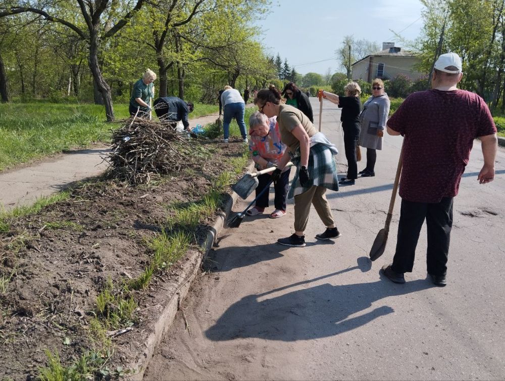 Улицы Можайского, Робеспьреа, Румянцева и Буденновских Партизан стали чище благодаря усилиям коллективов клиентской службы, централизованной бухгалтерии учреждений образования, школы № 141, детских садов № 346 и 395 Улицы Можайского, Робеспьреа, Румянцева и Буденновских Партизан стали чище благодаря усилиям коллективов клиентской службы, централизованной бухгалтерии учреждений образования, школы № 141, детских садов № 346 и 395