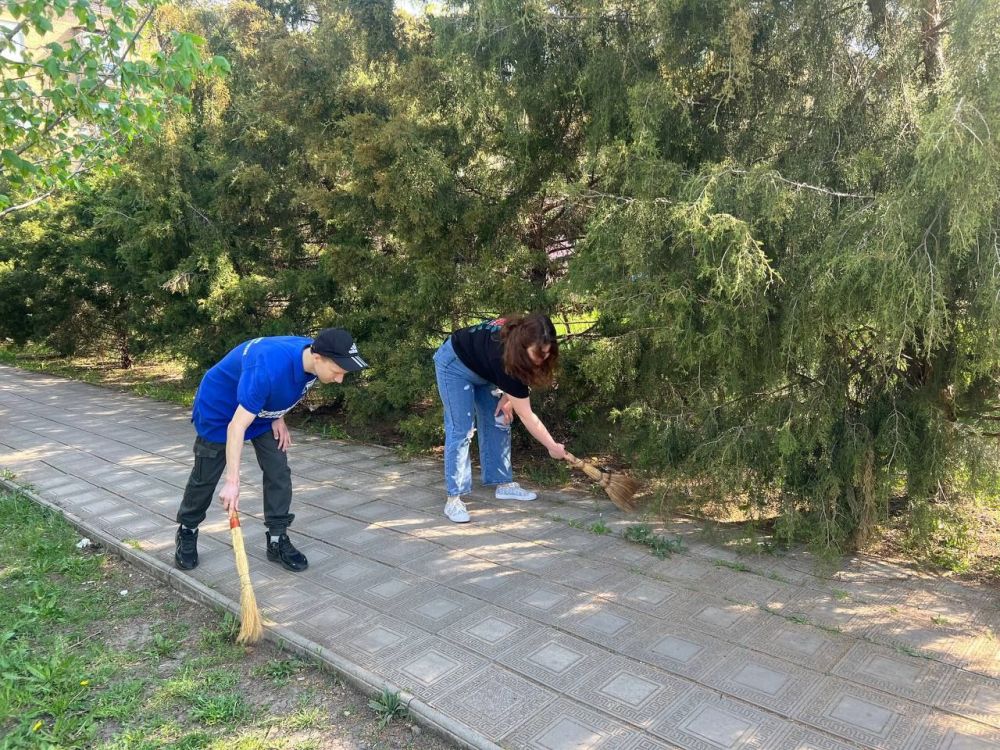 Молодежь Ждановки приняла участие в общереспубликанском субботнике Молодежь Ждановки приняла участие в общереспубликанском субботнике