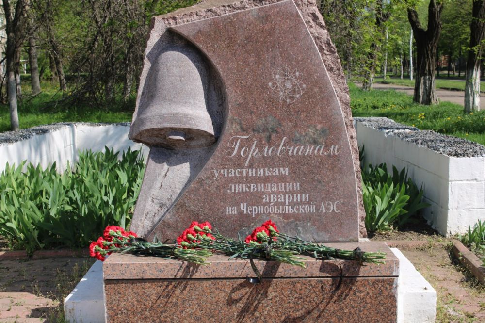 В Горловке состоялось возложение цветов к подножию памятного знака горловчанам-участникам ликвидации трагедии на ЧАЭС В Горловке состоялось возложение цветов к подножию памятного знака горловчанам-участникам ликвидации трагедии на ЧАЭС