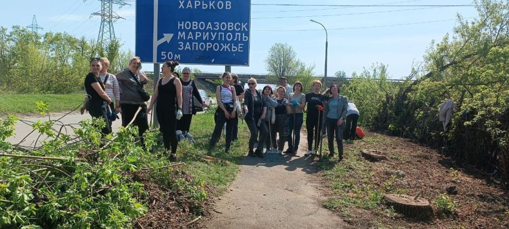 Улицы Можайского, Робеспьреа, Румянцева и Буденновских Партизан стали чище благодаря усилиям коллективов клиентской службы, централизованной бухгалтерии учреждений образования, школы № 141, детских садов № 346 и 395 Улицы Можайского, Робеспьреа, Румянцева и Буденновских Партизан стали чище благодаря усилиям коллективов клиентской службы, централизованной бухгалтерии учреждений образования, школы № 141, детских садов № 346 и 395