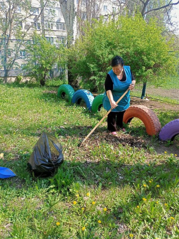 Сотрудники учреждений образования Ленинского района города Донецка, также не остались в стороне и вышли на Всероссийский субботник для наведения порядка и чистоты на прилегающей к учреждениям территории Сотрудники учреждений образования Ленинского района города Донецка, также не остались в стороне и вышли на Всероссийский субботник для наведения порядка и чистоты на прилегающей к учреждениям территории