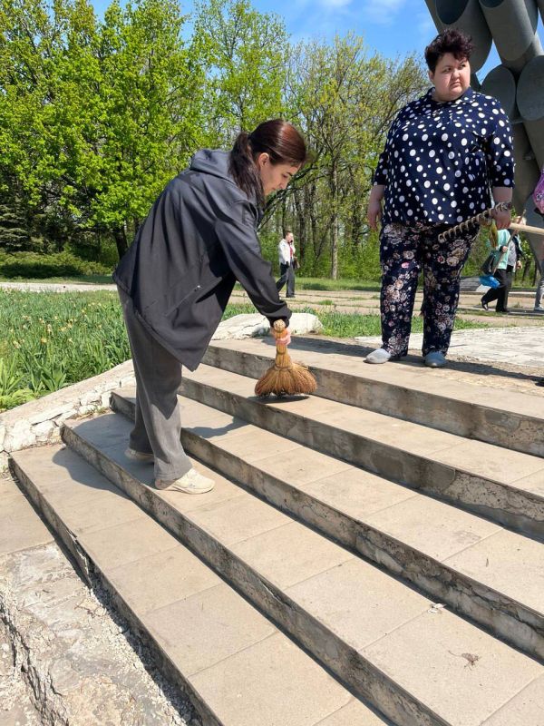 Виктория Жукова: Сегодня 22 школа внесла свой вклад в сохранение исторической памяти, организовав уборку территории вокруг памятника «Лётчикам-землякам» Виктория Жукова: Сегодня 22 школа внесла свой вклад в сохранение исторической памяти, организовав уборку территории вокруг памятника «Лётчикам-землякам»