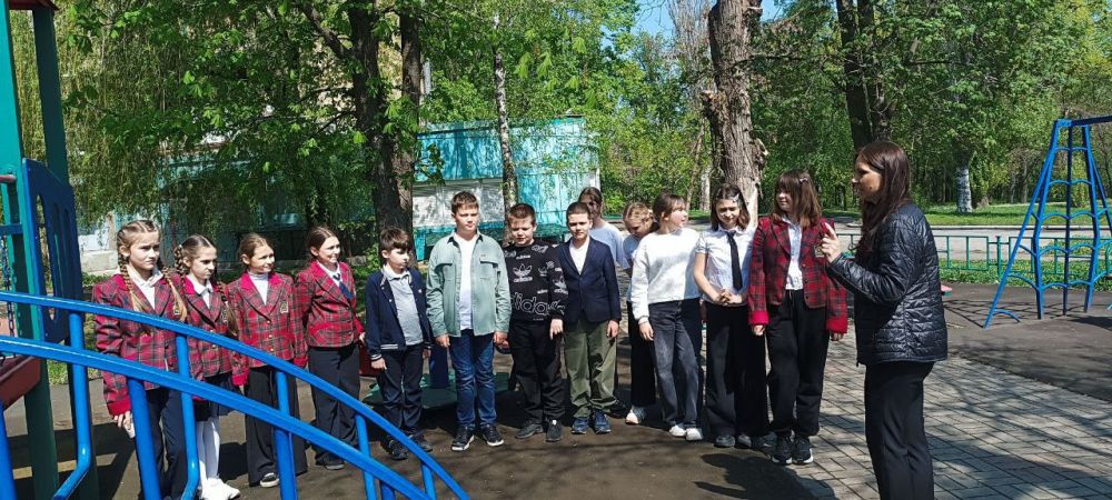 Сегодня, в рамках проведения Всероссийского субботника на детских площадках нашего города проведены беседы с детьми о значимости соблюдения чистоты в нашем округе, повышении комфортных условий проживания людей, важности... Сегодня, в рамках проведения Всероссийского субботника на детских площадках нашего города проведены беседы с детьми о значимости соблюдения чистоты в нашем округе, повышении комфортных условий проживания людей, важности...