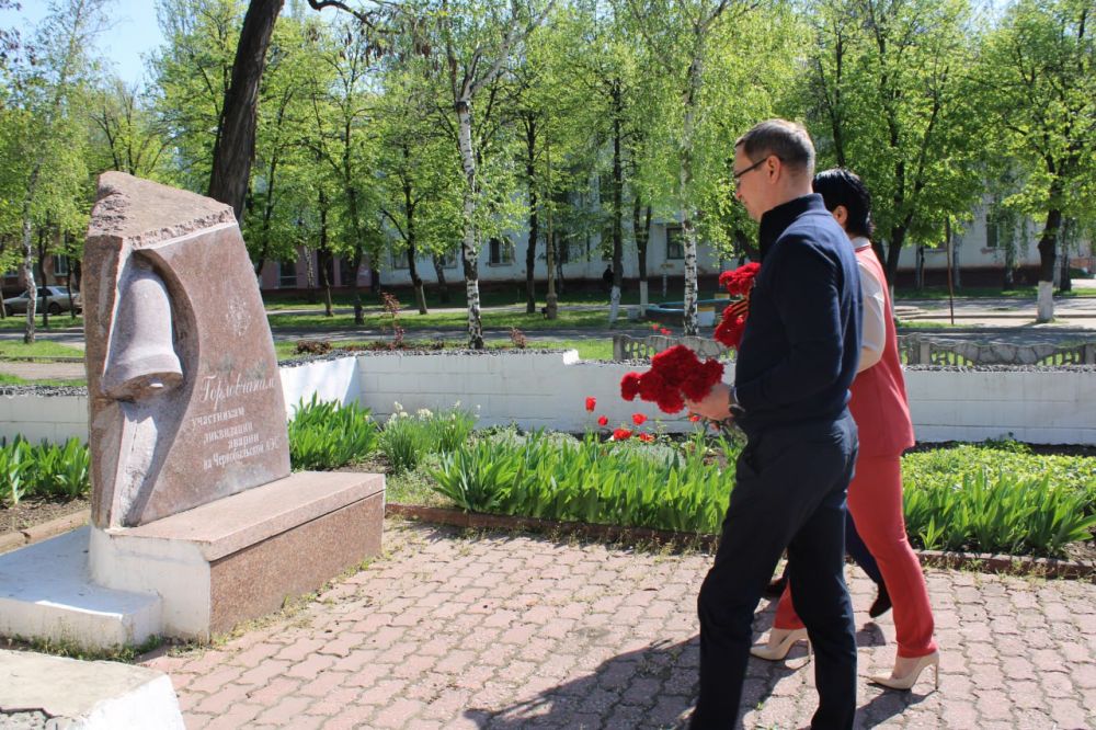 В Горловке состоялось возложение цветов к подножию памятного знака горловчанам-участникам ликвидации трагедии на ЧАЭС В Горловке состоялось возложение цветов к подножию памятного знака горловчанам-участникам ликвидации трагедии на ЧАЭС