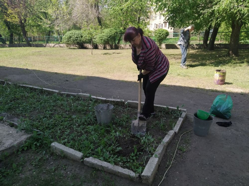 Сегодня,26 апреля, на всей территории Ленинского района г.Донецка проходит Всероссийский субботник Сегодня,26 апреля, на всей территории Ленинского района г.Донецка проходит Всероссийский субботник