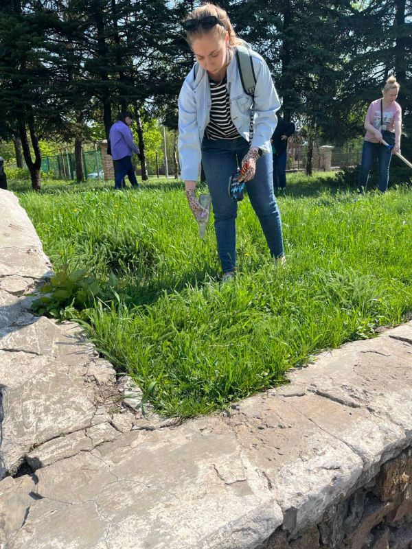 Виктория Жукова: Сегодня 22 школа внесла свой вклад в сохранение исторической памяти, организовав уборку территории вокруг памятника «Лётчикам-землякам» Виктория Жукова: Сегодня 22 школа внесла свой вклад в сохранение исторической памяти, организовав уборку территории вокруг памятника «Лётчикам-землякам»