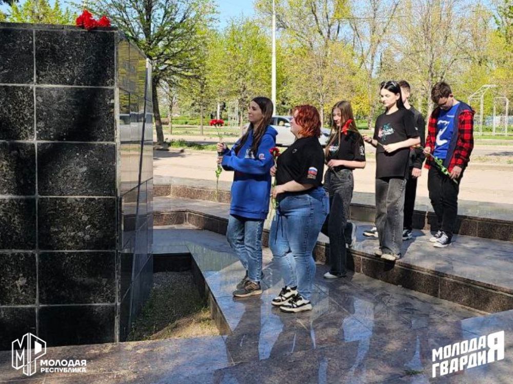 Помним и скорбим. Активисты Центрально-Городского и Горняцкого районных штабов Молодёжки возложили цветы в память о погибших ликвидаторах аварии на ЧАЭС Помним и скорбим. Активисты Центрально-Городского и Горняцкого районных штабов Молодёжки возложили цветы в память о погибших ликвидаторах аварии на ЧАЭС