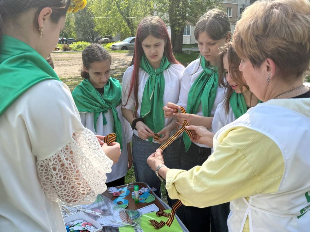 Сегодня во время Всероссийского субботника педагоги школы №15 города Макеевке провели мастер-классы по созданию открыток ко Дню Победы и оформлению Георгиевских ленточек Сегодня во время Всероссийского субботника педагоги школы №15 города Макеевке провели мастер-классы по созданию открыток ко Дню Победы и оформлению Георгиевских ленточек