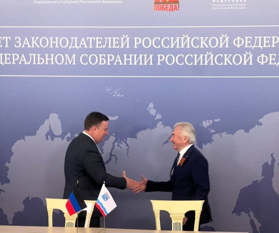 Константин Кузьмин: Подписал соглашение с Председателем Законодательного собрания Ленинградской области Сергеем Михайловичем Бебениным Константин Кузьмин: Подписал соглашение с Председателем Законодательного собрания Ленинградской области Сергеем Михайловичем Бебениным