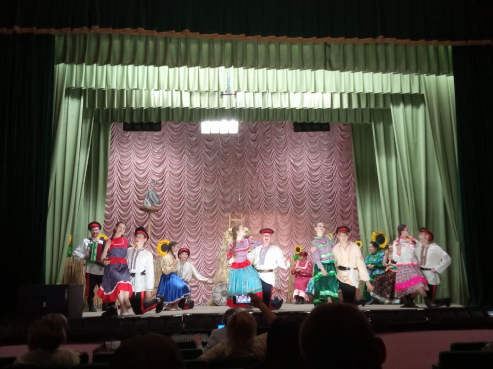 В рамках партийного проекта "Единая Россия" Народный театр имени Николая Островского Дома Науки и техники г. Иловайска Донецкого филиала ФГУП «Железные Дороги Новороссии» 26 апреля 2025 года выступили со спектаклем... В рамках партийного проекта "Единая Россия" Народный театр имени Николая Островского Дома Науки и техники г. Иловайска Донецкого филиала ФГУП «Железные Дороги Новороссии» 26 апреля 2025 года выступили со спектаклем...