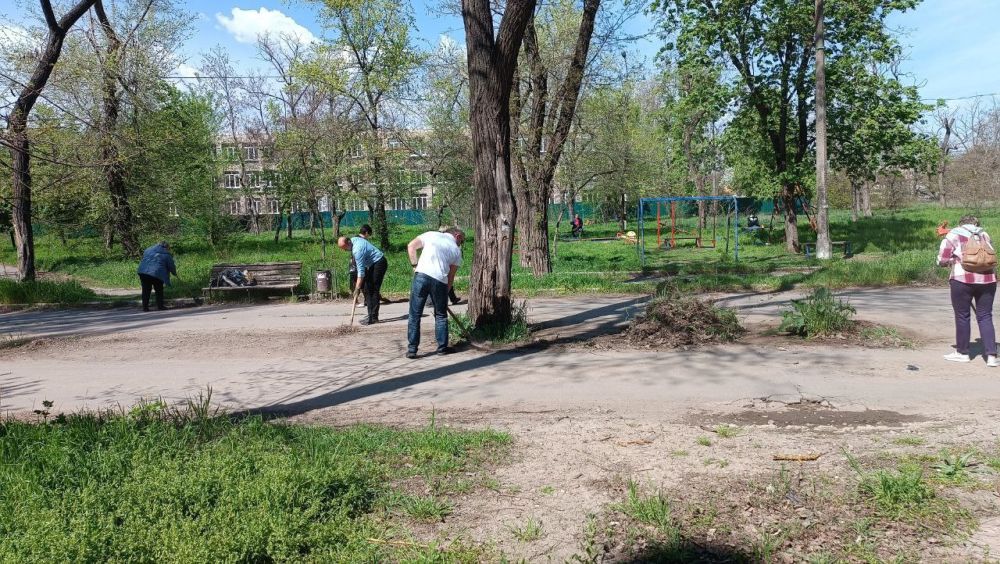 Субботник на аллее 221-й стрелковой дивизии: вместе сделали наш район чище! Субботник на аллее 221-й стрелковой дивизии: вместе сделали наш район чище!