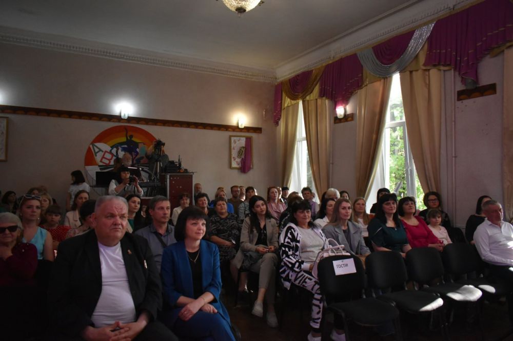 В Амвросиевской детской школе искусств прошел отчетный концерт, посвященный 65-летнему юбилею В Амвросиевской детской школе искусств прошел отчетный концерт, посвященный 65-летнему юбилею