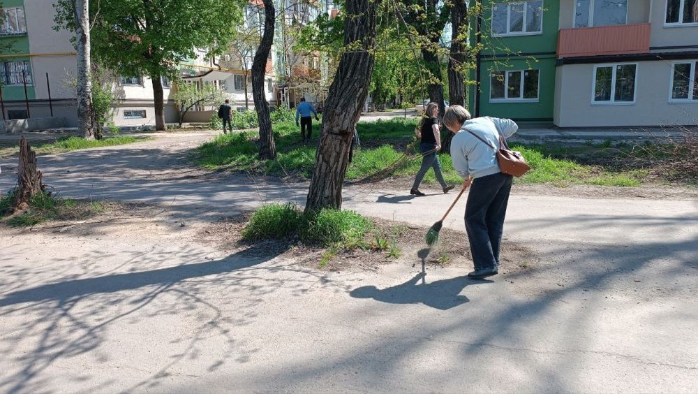 Субботник на аллее 221-й стрелковой дивизии: вместе сделали наш район чище! Субботник на аллее 221-й стрелковой дивизии: вместе сделали наш район чище!
