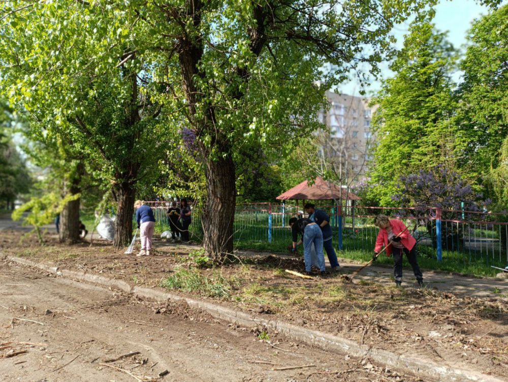 Анна Кондрыкинская: По просьбе жителей Киевского района привели в порядок прилегающую территорию к детскому саду «Алёнка» на улице Артёма вместе с родителями и детками Анна Кондрыкинская: По просьбе жителей Киевского района привели в порядок прилегающую территорию к детскому саду «Алёнка» на улице Артёма вместе с родителями и детками