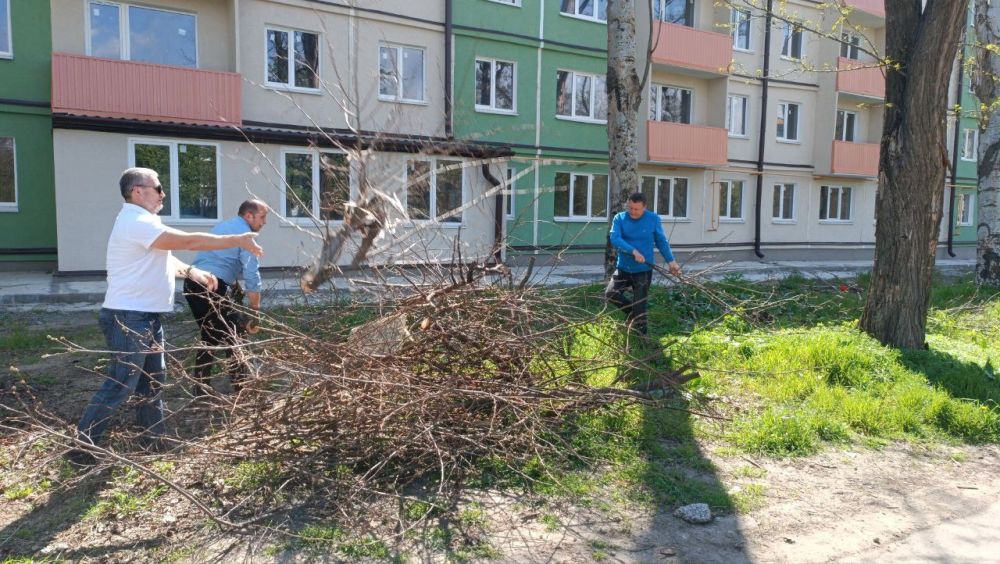 Субботник на аллее 221-й стрелковой дивизии: вместе сделали наш район чище! Субботник на аллее 221-й стрелковой дивизии: вместе сделали наш район чище!