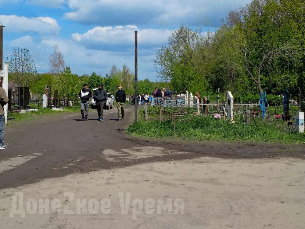 Люди идут: поминальный день в Донецке можно считать состоявшимся Люди идут: поминальный день в Донецке можно считать состоявшимся