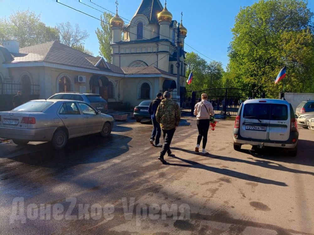 Люди идут: поминальный день в Донецке можно считать состоявшимся Люди идут: поминальный день в Донецке можно считать состоявшимся