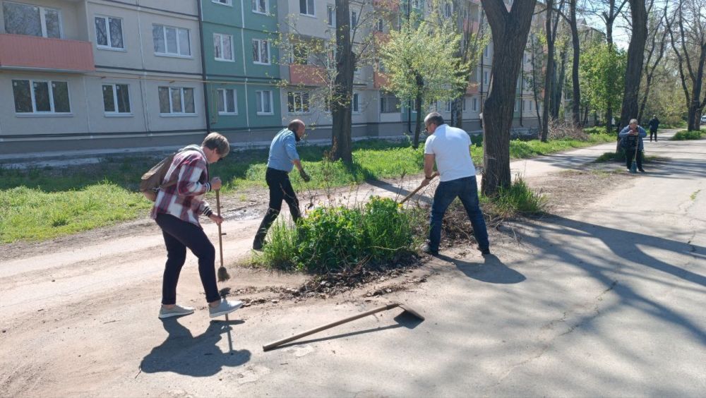 Субботник на аллее 221-й стрелковой дивизии: вместе сделали наш район чище! Субботник на аллее 221-й стрелковой дивизии: вместе сделали наш район чище!