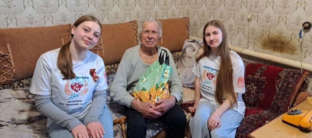В преддверии 80 -летия Дня Победы волонтерский отряд "Твори добро" обучающихся ГБОУ "Гимназия г.о.Торез" ( руководитель Ничипорук А.В) принял участие в акции "Ветеран живет рядом" В преддверии 80 -летия Дня Победы волонтерский отряд "Твори добро" обучающихся ГБОУ "Гимназия г.о.Торез" ( руководитель Ничипорук А.В) принял участие в акции "Ветеран живет рядом"
