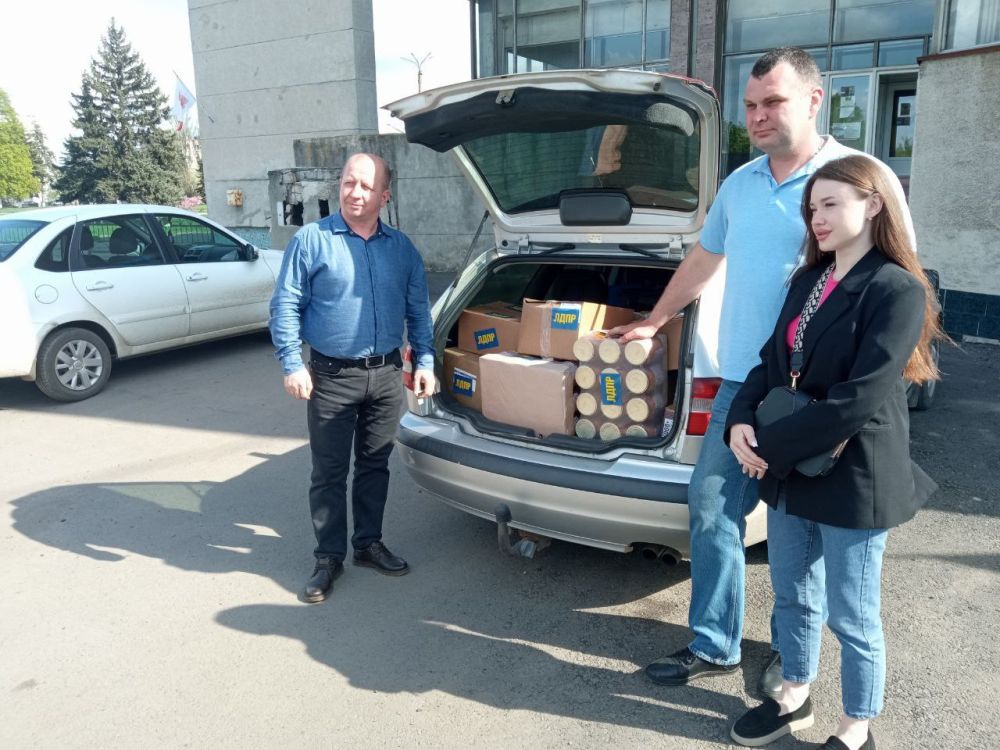 Депутаты ЛДПР Тюпин Евгений Александрович и Широкова Татьяна Николаевна передали в пункт временного размещения гуманитарную помощь Депутаты ЛДПР Тюпин Евгений Александрович и Широкова Татьяна Николаевна передали в пункт временного размещения гуманитарную помощь
