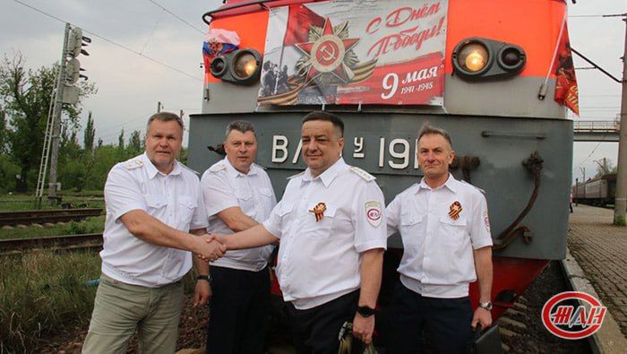 Состав из 54-х грузовых вагонов за 26 часов прошел маршрут по железнодорожным маршрутам Донецкого и Мелитополь-Херсонского филиалов ФГУП «ЖДН» до Севастополя Состав из 54-х грузовых вагонов за 26 часов прошел маршрут по железнодорожным маршрутам Донецкого и Мелитополь-Херсонского филиалов ФГУП «ЖДН» до Севастополя