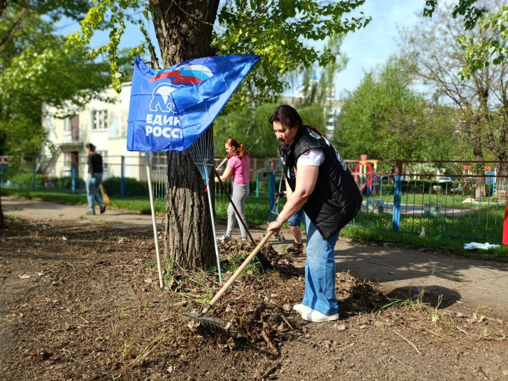 Анна Кондрыкинская: По просьбе жителей Киевского района привели в порядок прилегающую территорию к детскому саду «Алёнка» на улице Артёма вместе с родителями и детками Анна Кондрыкинская: По просьбе жителей Киевского района привели в порядок прилегающую территорию к детскому саду «Алёнка» на улице Артёма вместе с родителями и детками