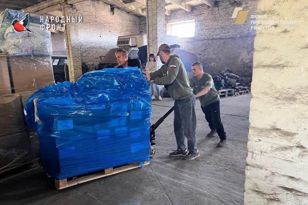 Ленобласть доставила десятки тонн гумпомощи в Енакиево Ленобласть доставила десятки тонн гумпомощи в Енакиево